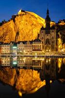 noite Visão do dinant cidade, Bélgica foto