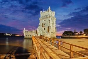 belém torre em a banco do a tagus rio dentro crepúsculo. Lisboa, Portugal foto