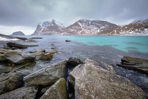 rochoso costa do fiorde dentro Noruega foto