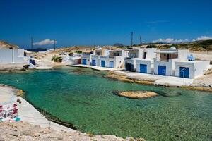 a de praia do ágios Konstantinos dentro Milos, Grécia foto