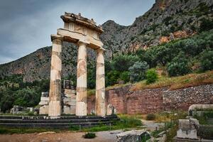 Atenas pronóia têmpora ruínas dentro antigo Delfos, Grécia foto
