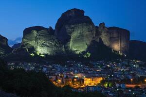 Kalambaka Vila dentro famoso turista destino meteora dentro Grécia dentro noite foto