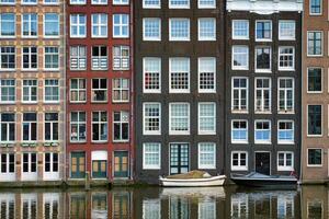 amsterdam canal Damrak com casas, Países Baixos foto