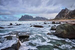 de praia do fiorde dentro Noruega foto