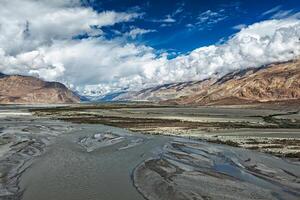 Nubra vale e rio dentro Himalaia, ladakh foto