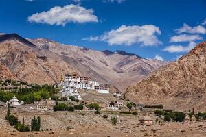 gostar gompa tibetano budista mosteiro dentro Himalaia foto