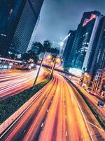 rua tráfego dentro hong kong às noite foto