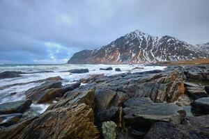 rochoso costa do fiorde dentro Noruega foto