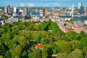 Visão do Rotterdam cidade e a borracha ponte foto