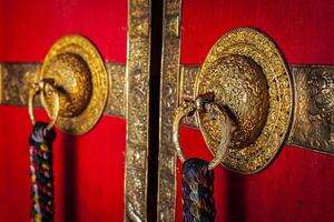 decorado porta alças do tibetano budista mosteiro foto