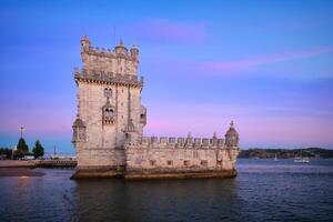 belém torre em a banco do a tagus rio dentro crepúsculo depois de pôr do sol. Lisboa, Portugal foto