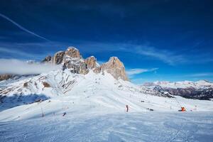 esqui recorrer dentro dolomitas, Itália foto