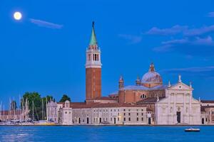 san giorgio Maggiore Igreja com cheio lua. Veneza, Itália foto