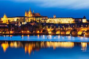 Visão do Charles ponte Karluv a maioria e Praga castelo foto