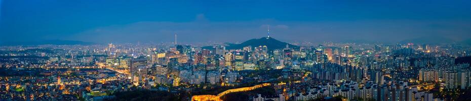 Seul Horizonte dentro a noite, sul Coréia. foto