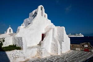 grego ortodoxo Igreja do panagia paraportiani dentro Cidade do chora em mykonos ilha foto