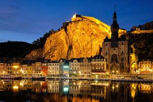 noite Visão do dinant cidade, Bélgica foto