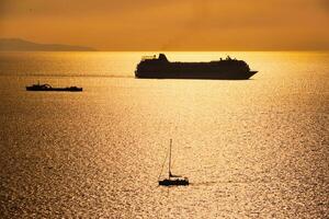 cruzeiro navio silhueta dentro egeu mar em pôr do sol foto