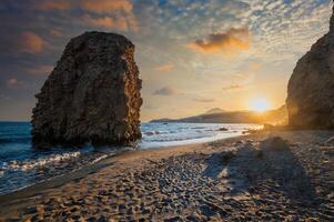 fyriplaka de praia em pôr do sol, milos ilha, cicladas, Grécia foto