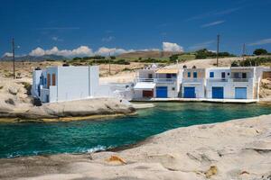 a de praia do ágios Konstantinos dentro Milos, Grécia foto