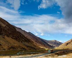 manali-leh estrada dentro indiano Himalaia com caminhão foto