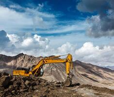 estrada construção dentro montanhas Himalaia foto