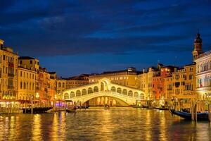 rialto ponte ponte di rialto sobre grande canal às noite dentro Veneza, Itália foto