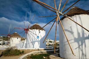 moinhos de vento gregos tradicionais na ilha de mykonos ao nascer do sol, cyclades, grécia foto