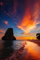 pôr do sol em pranang de praia. railay , krabi província Tailândia foto
