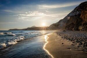 fyriplaka de praia em pôr do sol, milos ilha, cicladas, Grécia foto