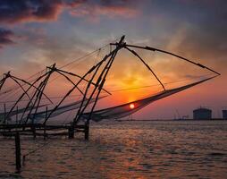 chinês meia arrastão em pôr do sol. cochi, Kerala, Índia foto