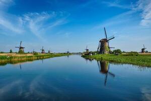 moinhos de vento às kinderdijk dentro Holanda. Países Baixos foto