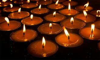queimando velas dentro tibetano budista têmpora foto