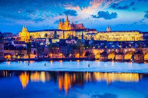 castelo de praga no crepúsculo foto