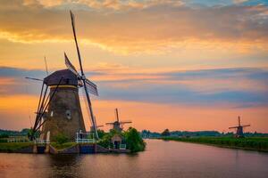 moinhos de vento às kinderdijk dentro Holanda. Países Baixos foto