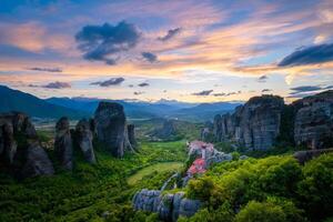 pôr do sol céu e mosteiros do meteora foto