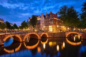 amsterdam canal, ponte e medieval casas dentro a tarde foto