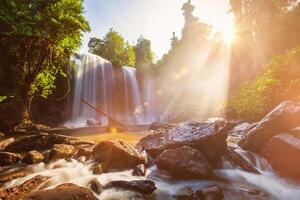 tropical cascata dentro a manhã foto