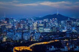 Seul Horizonte dentro a noite, sul Coréia. foto