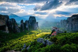 pôr do sol sobre mosteiros do meteora foto