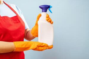 profissional limpador segurando spray garrafa foto