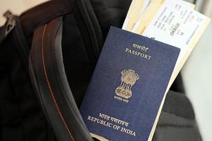 azul indiano Passaporte com CIA aérea bilhetes em Turística mochila foto