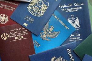 muitos vários passaportes do cidadãos do diferente países e regiões do a mundo foto