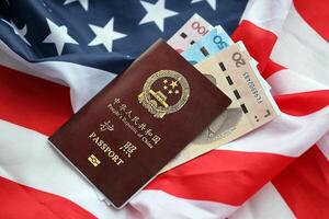 vermelho Passaporte do pessoas república do China e chinês yuan dinheiro contas em Unidos estados bandeira foto