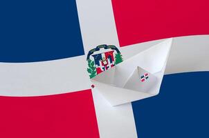 dominicano república bandeira retratado em papel origami navio fechar-se. feito à mão artes conceito foto