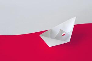 Polônia bandeira retratado em papel origami navio fechar-se. feito à mão artes conceito foto