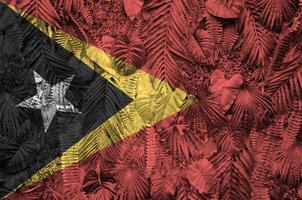 timor leste bandeira retratado em muitos folhas do monstera Palma árvores na moda elegante pano de fundo foto