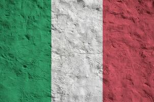 Itália bandeira retratado dentro brilhante pintura cores em velho alívio reboco muro. texturizado bandeira em rude fundo foto