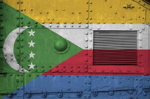 Comores bandeira retratado em lado parte do militares blindado tanque fechar-se. exército forças conceptual fundo foto