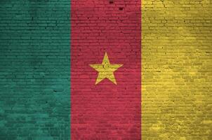 Camarões bandeira retratado dentro pintura cores em velho tijolo muro. texturizado bandeira em grande tijolo parede alvenaria fundo foto